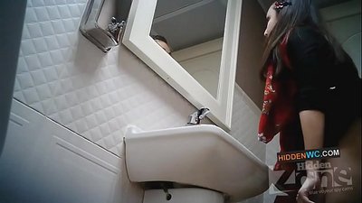 Filmare cu camera ascunsă în toaleta femeilor (1)