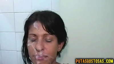 Tânăra brunetă a făcut sex oral și anal înainte de a primi spermă pe față
