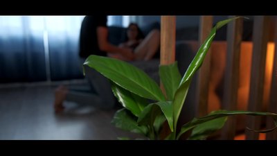 Cuplu de adolescenți îndrăgostiți fac sex fierbinte, multă spermă pe fundul ei.