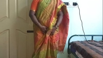 Menajera indiană desi să își arate sânii naturali proprietarului casei