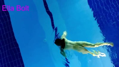 Nu mă pot opri din privit, tânără blondă surprinsă înotând goală în piscina stațiunii ELLA BOLT