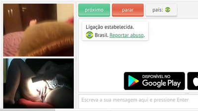 Înșelând în timp ce soțul lucrează, soția sexy îți arată păsărica străinilor