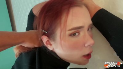 Bărbat futut în gură și în păsărică Roșcată ascultătoare Skimpy și ejaculată pe sâni
