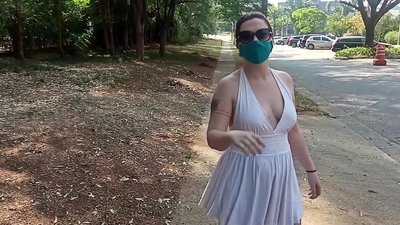 Nuditate în public: o fată din Rusia încearcă să se dezbrace pe străzile din Rio de Janeiro. Aproape că a fost arestată.