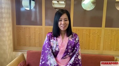 O soție japoneză de 41 de ani își înșeală soțul și băieții fac sex pentru bani. Cățeaua asiatică iubește sexul cu păsărica neagră păroasă, tatuaje și sex oral. masturbare în picioare doggy IFOM OSAKAPORN