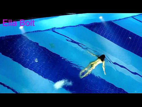 ❤️ Nu mă pot opri din privit, tânără blondă surprinsă înotând goală în piscina stațiunii ELLA BOLT ❤❌  at ro.com-porn-mz.ru ❌